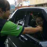 Bonek Bagi-bagi Bunga ke Kendaraan Berplat N