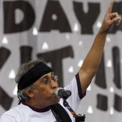 Ribuan Penonton Hadiri Konser Amal Iwan Fals di Gunung Sitoli