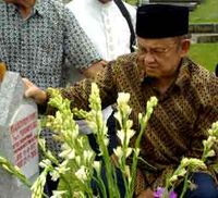 Habibie Ziarah ke Makam Istri