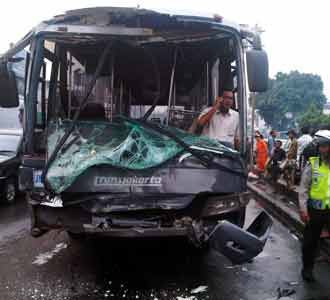 Bus TransJ Tabrakan Beruntun