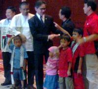 4 Relawan Diserahkan ke Keluarga