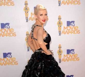 Gaun Berbuntut Christina Aguilera