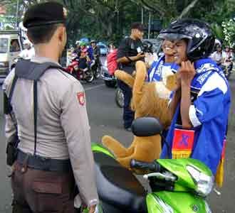 Polisi Razia Aremania