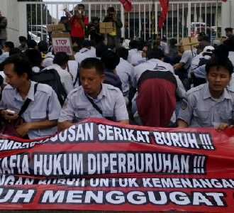 Pekerja Kontrak Geruduk PT KA