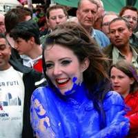 Wanita Bugil Sambut Honda CR-Z di Prancis