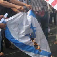 Di Solo, Warga Etnis Arab Bakar Bendera AS dan Israel