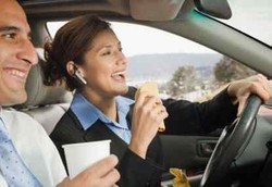 Makan Sambil Nyetir Berisiko Kena Bakteri