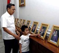 Boediono Ajak Cucu Keliling Istana Wapres