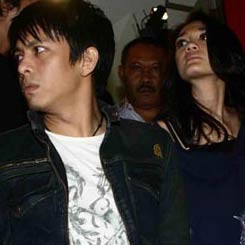 Pengunjung Warnet Kucing-Kucingan Nonton Video Mirip Ariel-Luna 