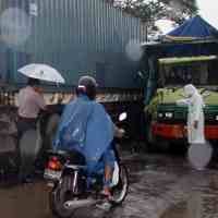 Sopir Ngantuk, Truk Muat Kertas Hantam Kontainer di Driyorejo