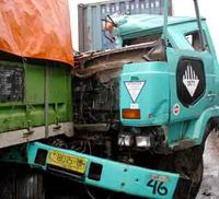 Truk vs Truk di Jalan Driyorejo