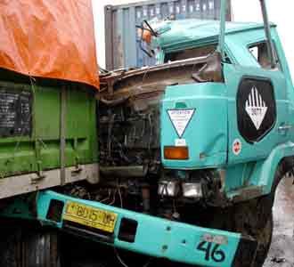 Truk vs Truk di Jalan Driyorejo