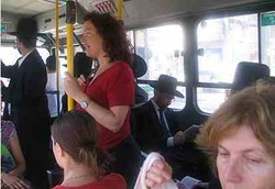 Susahnya Ibu Hamil Cari Bangku di Bus Kota