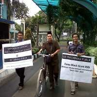 Dandan ala Oemar Bakri, Aktivis ICW Minta Laporan Keuangan pada Mendiknas