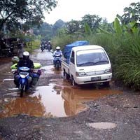 Jalan Benda Bekasi Rusak Parah, Berlubang di Mana-mana
