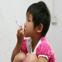 Bocah 3 Tahun Doyan Merokok & Minum Bir Sejak Ditabrak Mobil