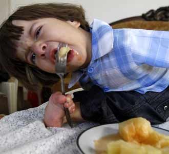 Tak Punya Tangan, Segalanya Dengan Kaki