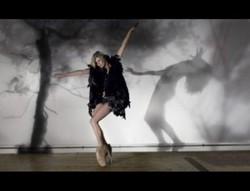 Lagi, Kate Moss Berpose Buka-Bukaan