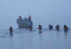 Kadet AAL Korps Marinir Latihan Pendaratan di Madura 