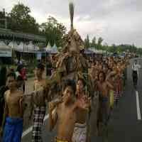 Parade Kesenian Madura dalam Peringatan 1 Tahun Suramadu 