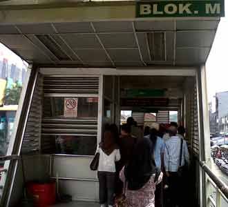 Antrean Penumpang Busway Dipisah