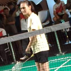 Diminta Goyang, Luna Maya Kalahkan Terry Putri Main Bulutangkis