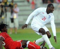 Neville Pilih Heskey Jadi Tandem Rooney