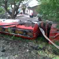 Sopir Ngantuk, Truk Tangki Muat 40 Ribu Liter BBM Terguling