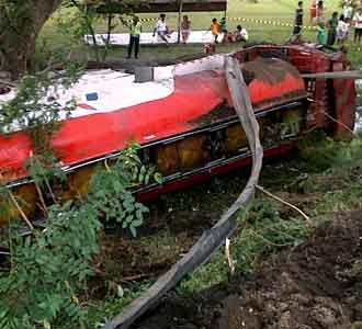 Truk Tangki Pertamina Terguling