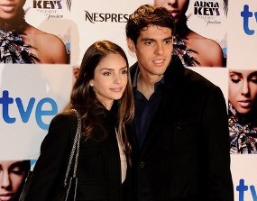 Via Twitter, Kaka Bermesraan dengan Istri