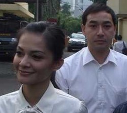 Didampingi Suami, Cut Tari Datangi Mabes Polri