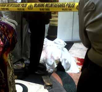 Seorang Pria Jatuh di Gajah Mada Plaza