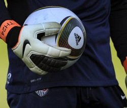 Desainer Jabulani Membela Diri