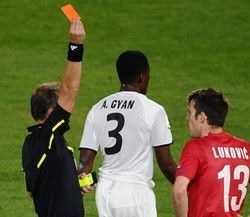 Ramahnya Wasit dengan Kartu