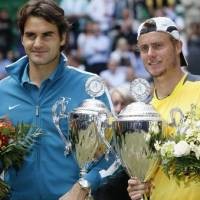 Hewitt Hentikan Federer di Rumput Halle