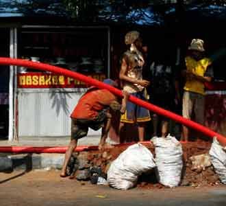 Memendam Kabel dalam Tanah