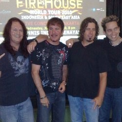 Jelang Konser, FireHouse Berburu Batik & Barang Antik 