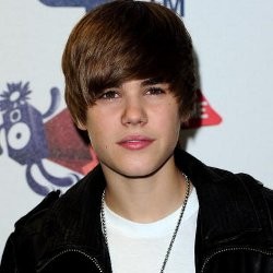 Justin Bieber Basah-basahan Bareng Kim Kardashian