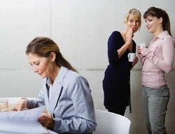 Kiat Menghadapi Gosip Miring di Kantor