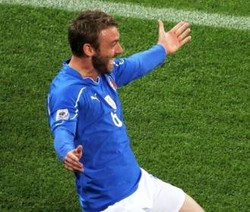 Gol De Rossi Selamatkan Italia 