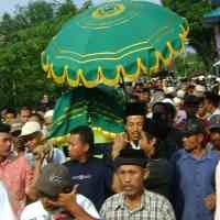 Tangis Pelayat Iringi Pemakaman Siswa Kelas 3 MI NU Pakisaji