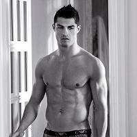 Pose Baru Ronaldo buat Armani