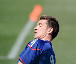 Kiper Prancis Carrasso Out 