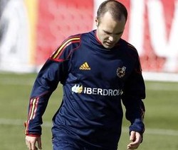 Iniesta Main, Villa Striker Tunggal