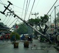 Tiang Listrik Roboh di Kedoya