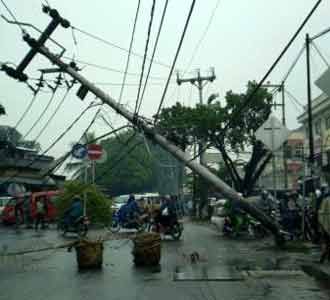 Tiang Listrik Roboh di Kedoya