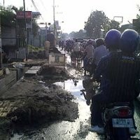 Galian Saluran Air Pemkot Bikin Macet Jalan Mastrip
