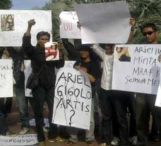 Wartawan Tuntut Ariel Minta Maaf