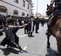 Polisi Israel-Pendemo Yahudi Bentrok