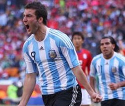 Higuain Hat-trick, Argentina Hajar Korsel 4-1
